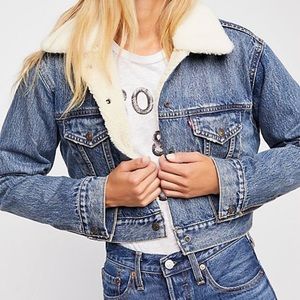 LEVI’S cropped sherpa denim jacket NWOT
